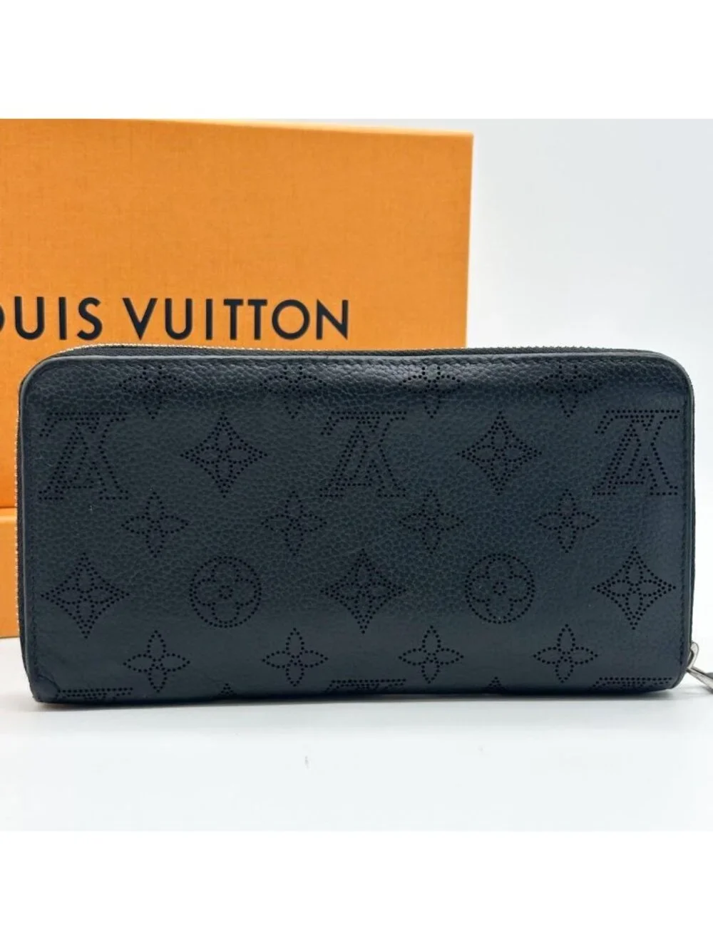Louis Vuitton Zippy Wallet Mahina Monogram Round - Picture 3 of 13